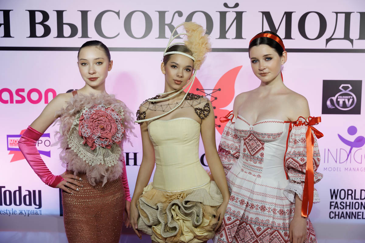 19 октября в Москве прошел пятый сезон Недели высокой моды России. Каждое платье стало отдельной историей, прочитать которую позволили не только их создатели, но и профессиональные модели — из Владимирской области приехало полсотни красавиц. Были малыши от четырех лет, подростки и леди до 45 лет включительно.