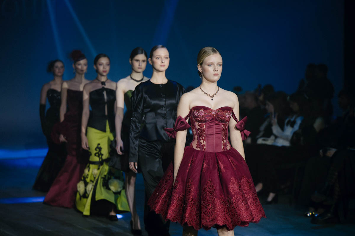 19 октября в Москве прошел пятый сезон Недели высокой моды России. Каждое платье стало отдельной историей, прочитать которую позволили не только их создатели, но и профессиональные модели — из Владимирской области приехало полсотни красавиц. Были малыши от четырех лет, подростки и леди до 45 лет включительно.