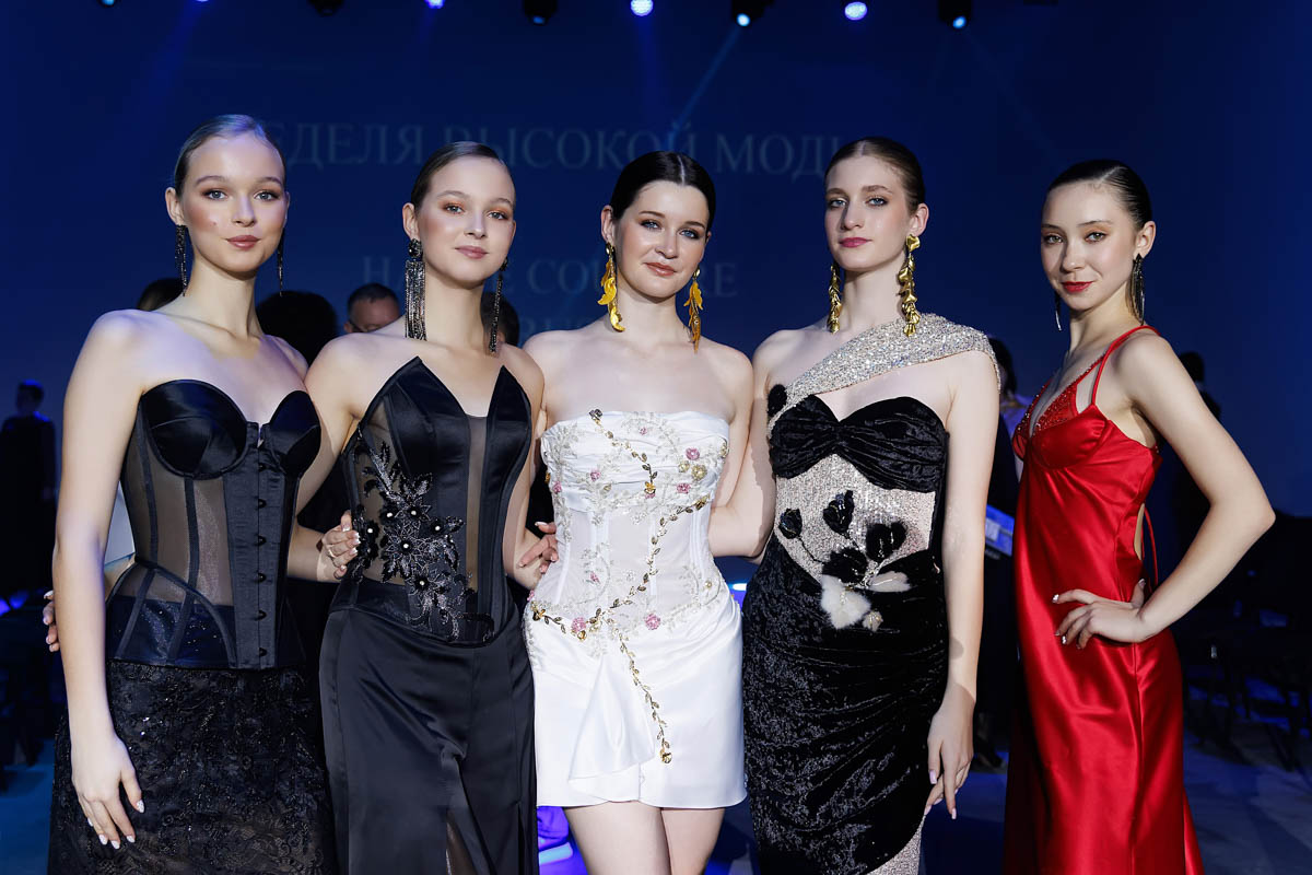 19 октября в Москве прошел пятый сезон Недели высокой моды России. Каждое платье стало отдельной историей, прочитать которую позволили не только их создатели, но и профессиональные модели — из Владимирской области приехало полсотни красавиц. Были малыши от четырех лет, подростки и леди до 45 лет включительно.