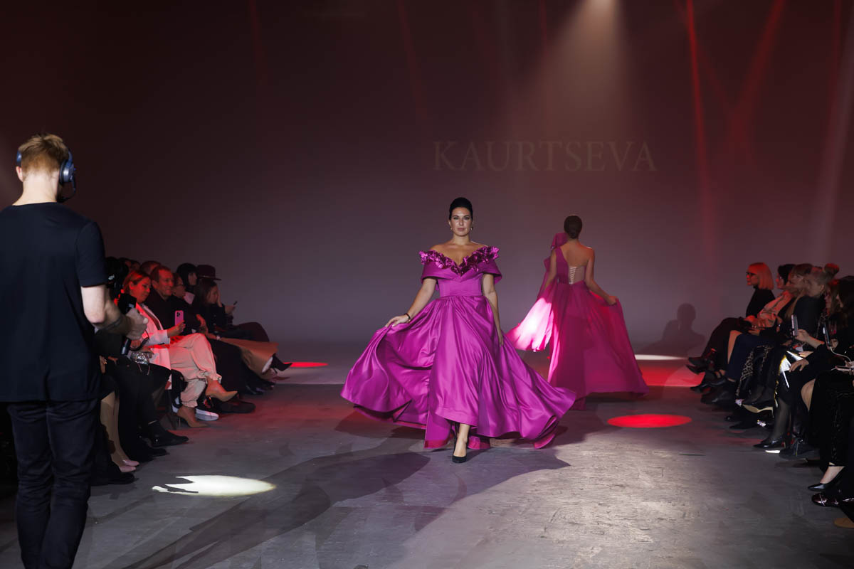 19 октября в Москве прошел пятый сезон Недели высокой моды России. Каждое платье стало отдельной историей, прочитать которую позволили не только их создатели, но и профессиональные модели — из Владимирской области приехало полсотни красавиц. Были малыши от четырех лет, подростки и леди до 45 лет включительно.