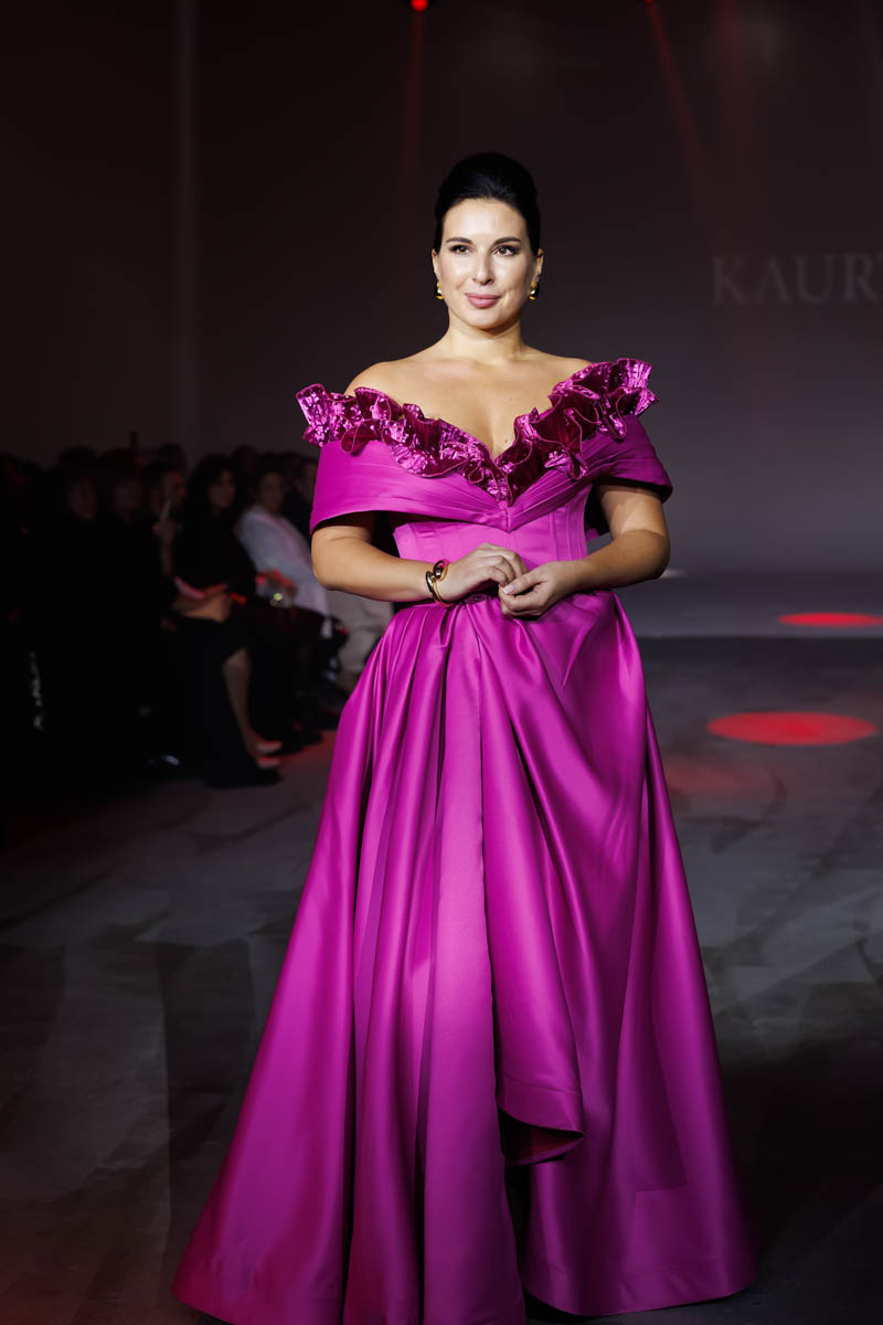 19 октября в Москве прошел пятый сезон Недели высокой моды России. Каждое платье стало отдельной историей, прочитать которую позволили не только их создатели, но и профессиональные модели — из Владимирской области приехало полсотни красавиц. Были малыши от четырех лет, подростки и леди до 45 лет включительно.