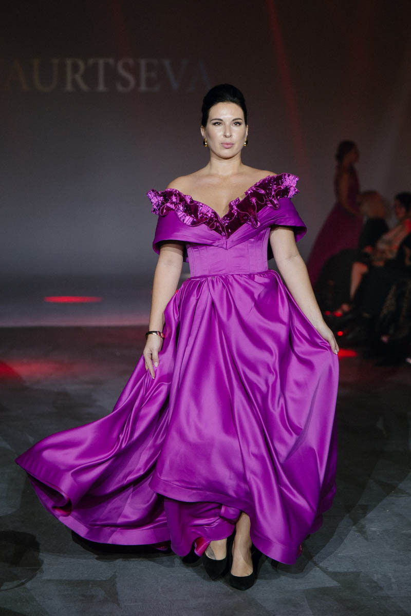 19 октября в Москве прошел пятый сезон Недели высокой моды России. Каждое платье стало отдельной историей, прочитать которую позволили не только их создатели, но и профессиональные модели — из Владимирской области приехало полсотни красавиц. Были малыши от четырех лет, подростки и леди до 45 лет включительно.