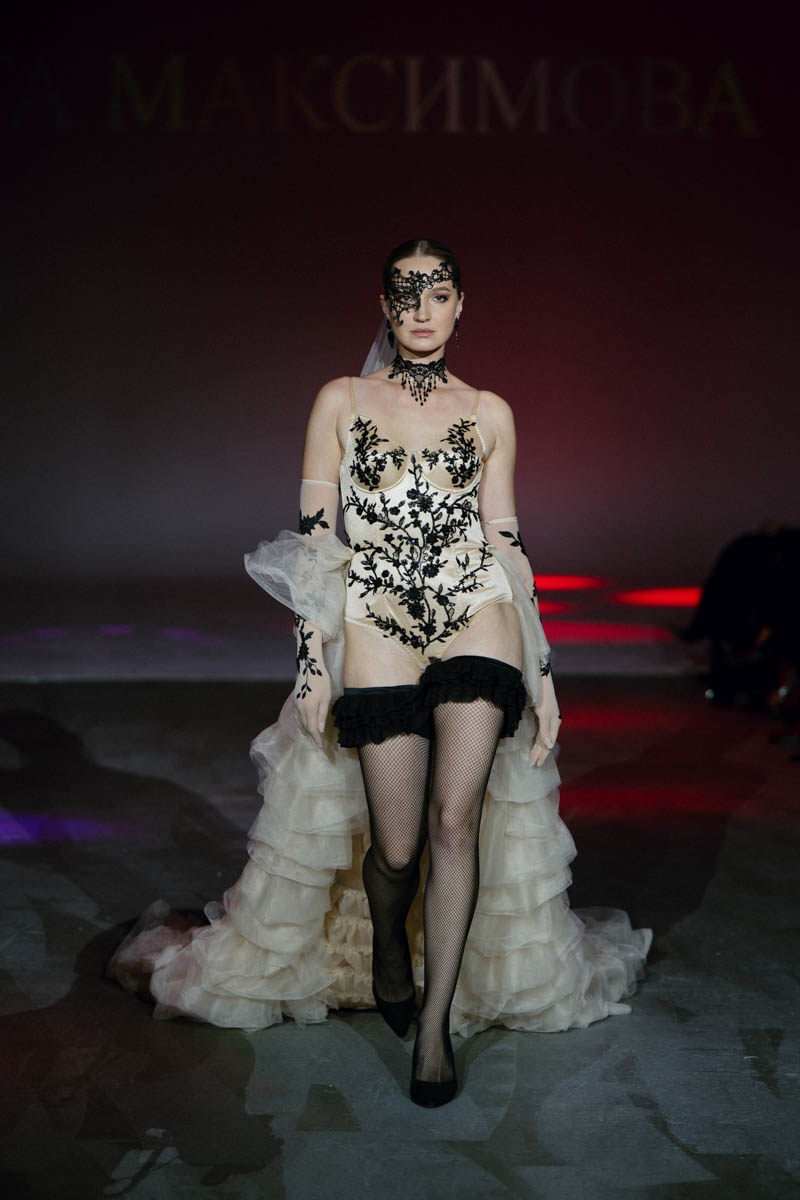 19 октября в Москве прошел пятый сезон Недели высокой моды России. Каждое платье стало отдельной историей, прочитать которую позволили не только их создатели, но и профессиональные модели — из Владимирской области приехало полсотни красавиц. Были малыши от четырех лет, подростки и леди до 45 лет включительно.