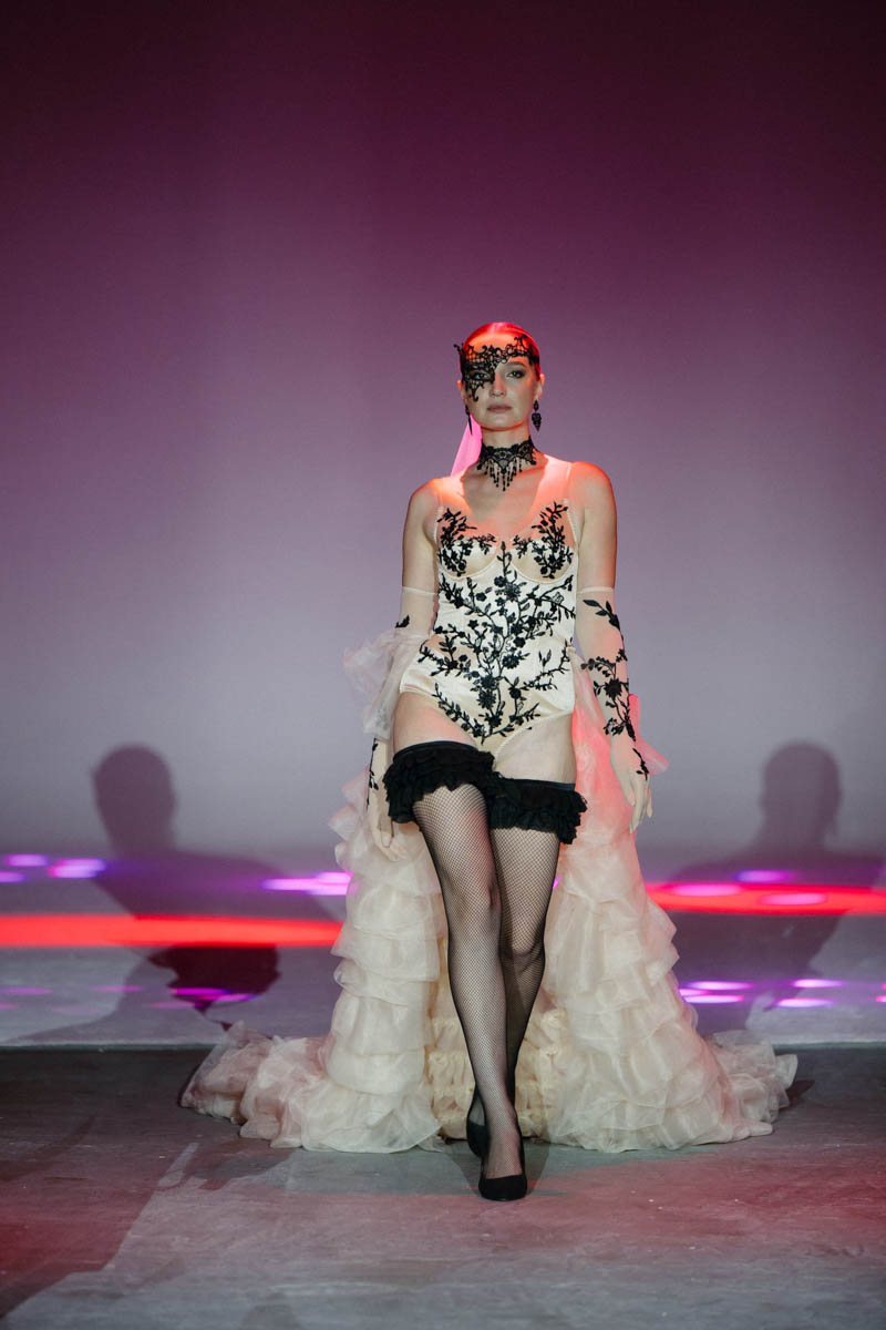 19 октября в Москве прошел пятый сезон Недели высокой моды России. Каждое платье стало отдельной историей, прочитать которую позволили не только их создатели, но и профессиональные модели — из Владимирской области приехало полсотни красавиц. Были малыши от четырех лет, подростки и леди до 45 лет включительно.