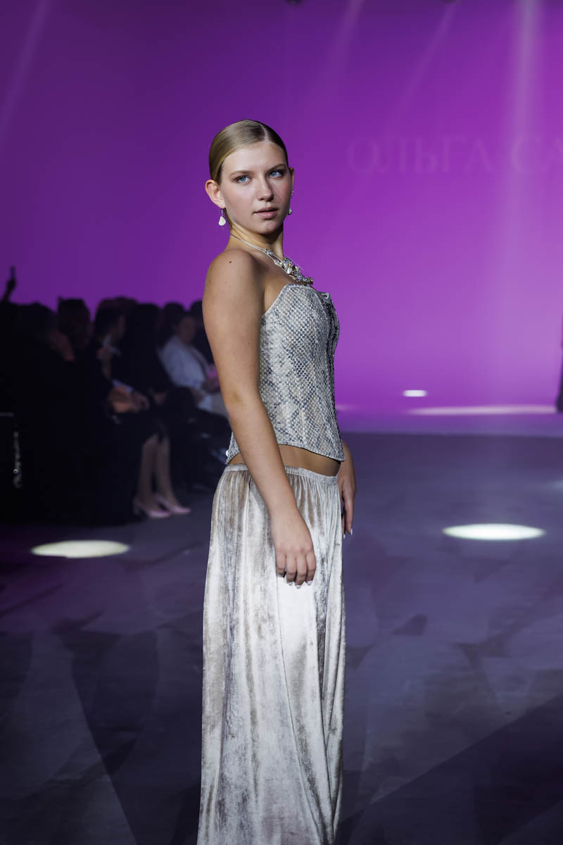 19 октября в Москве прошел пятый сезон Недели высокой моды России. Каждое платье стало отдельной историей, прочитать которую позволили не только их создатели, но и профессиональные модели — из Владимирской области приехало полсотни красавиц. Были малыши от четырех лет, подростки и леди до 45 лет включительно.