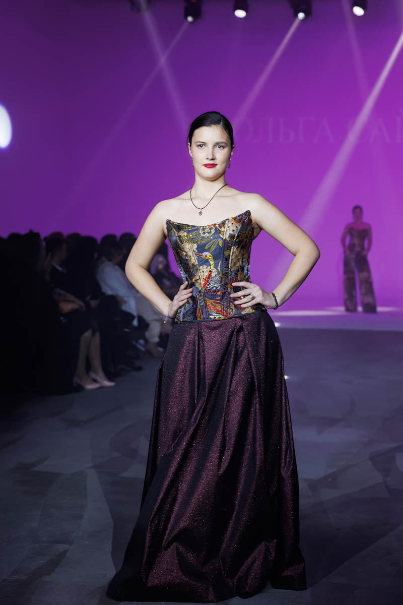 19 октября в Москве прошел пятый сезон Недели высокой моды России. Каждое платье стало отдельной историей, прочитать которую позволили не только их создатели, но и профессиональные модели — из Владимирской области приехало полсотни красавиц. Были малыши от четырех лет, подростки и леди до 45 лет включительно.