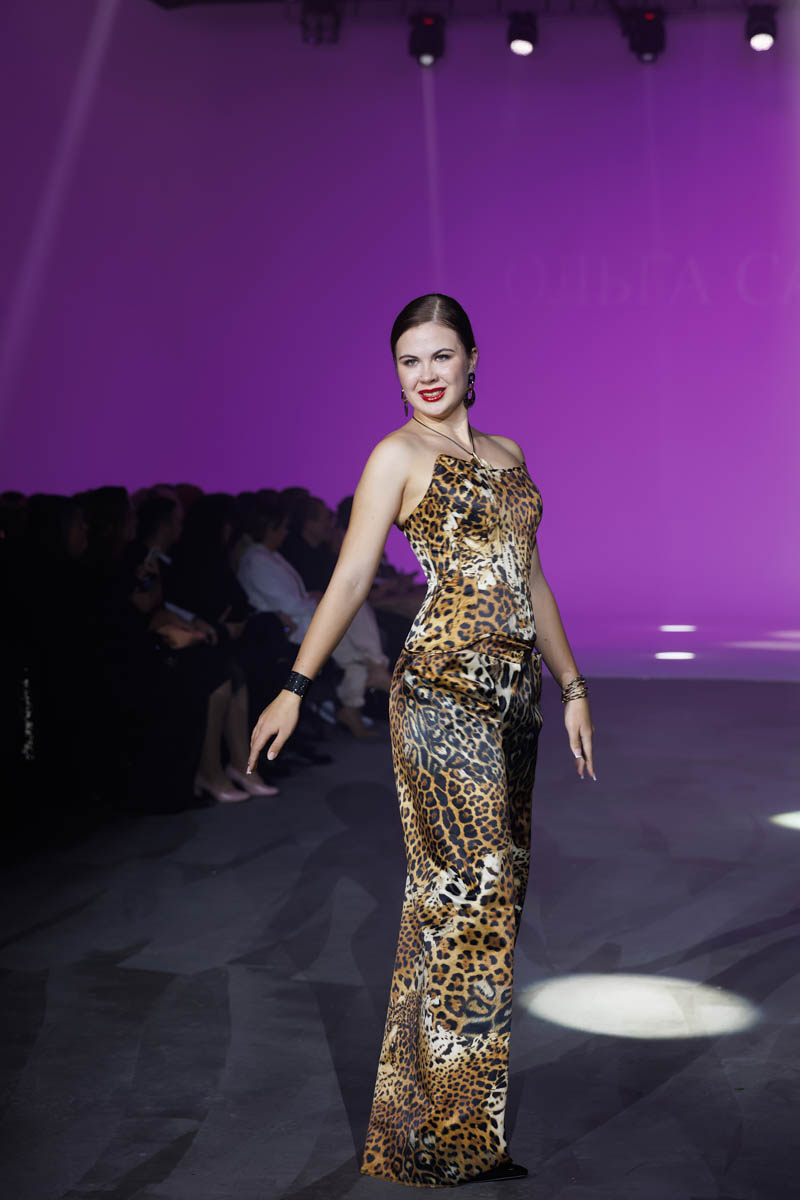 19 октября в Москве прошел пятый сезон Недели высокой моды России. Каждое платье стало отдельной историей, прочитать которую позволили не только их создатели, но и профессиональные модели — из Владимирской области приехало полсотни красавиц. Были малыши от четырех лет, подростки и леди до 45 лет включительно.