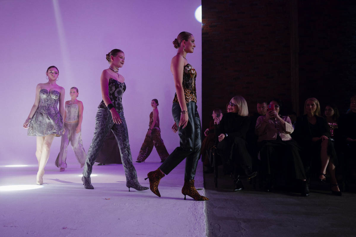 19 октября в Москве прошел пятый сезон Недели высокой моды России. Каждое платье стало отдельной историей, прочитать которую позволили не только их создатели, но и профессиональные модели — из Владимирской области приехало полсотни красавиц. Были малыши от четырех лет, подростки и леди до 45 лет включительно.