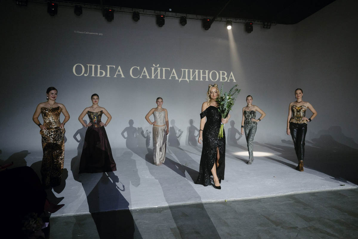 19 октября в Москве прошел пятый сезон Недели высокой моды России. Каждое платье стало отдельной историей, прочитать которую позволили не только их создатели, но и профессиональные модели — из Владимирской области приехало полсотни красавиц. Были малыши от четырех лет, подростки и леди до 45 лет включительно.