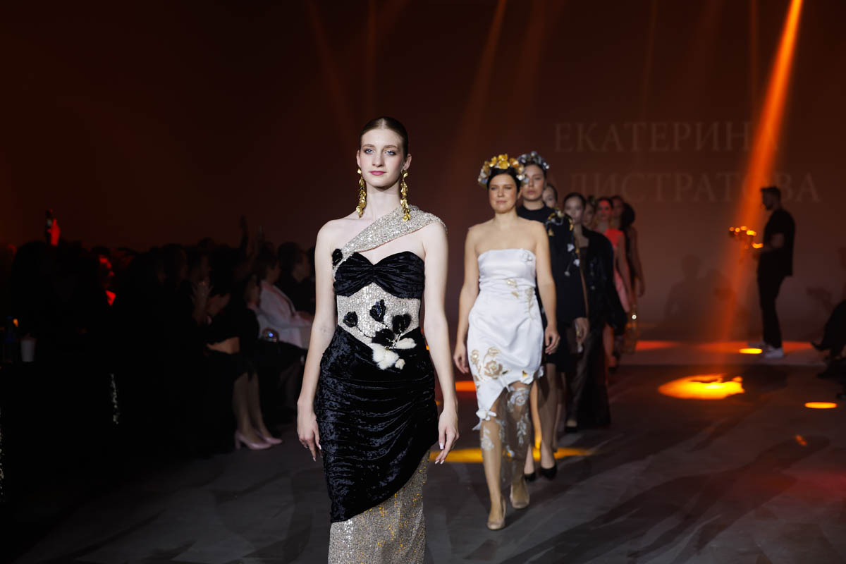 19 октября в Москве прошел пятый сезон Недели высокой моды России. Каждое платье стало отдельной историей, прочитать которую позволили не только их создатели, но и профессиональные модели — из Владимирской области приехало полсотни красавиц. Были малыши от четырех лет, подростки и леди до 45 лет включительно.