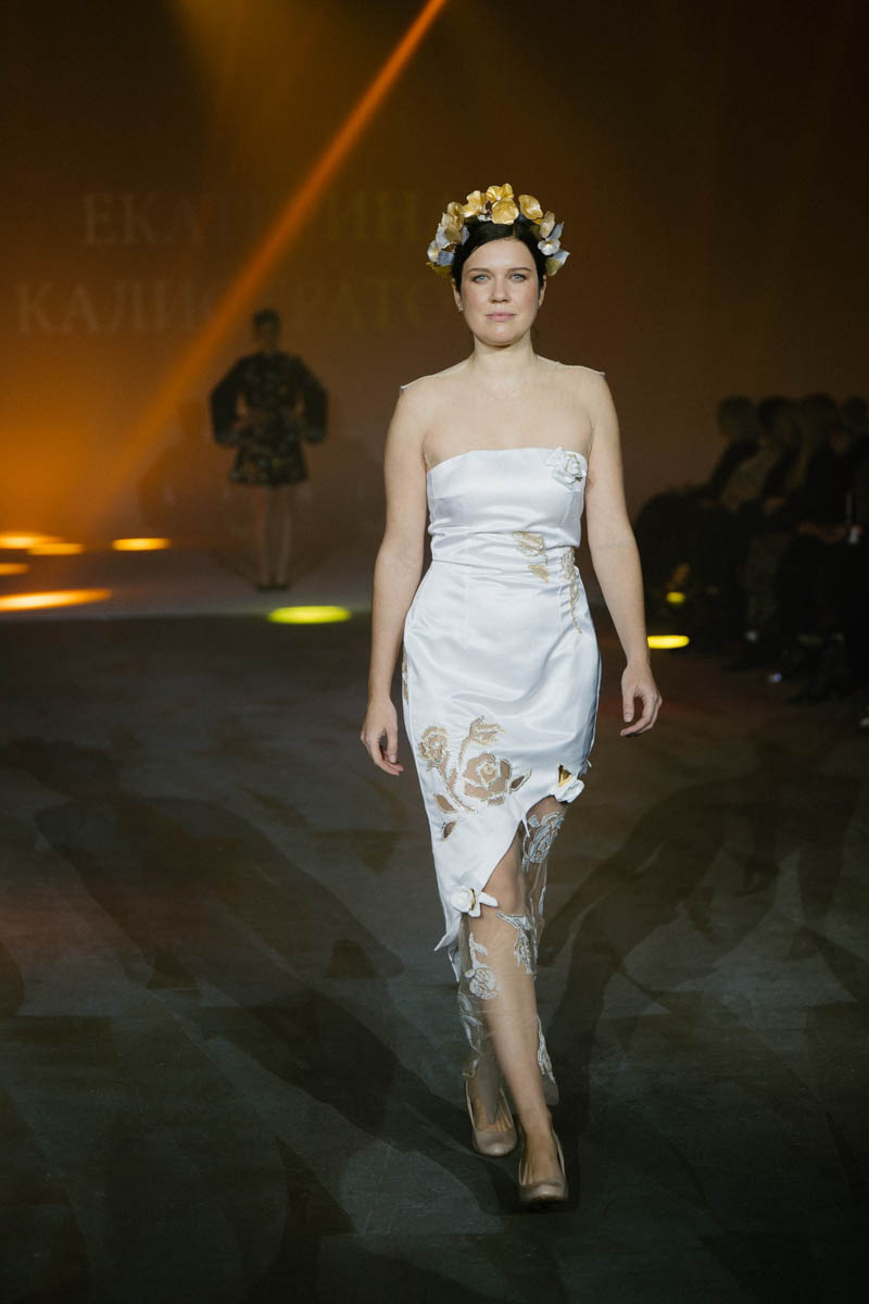 19 октября в Москве прошел пятый сезон Недели высокой моды России. Каждое платье стало отдельной историей, прочитать которую позволили не только их создатели, но и профессиональные модели — из Владимирской области приехало полсотни красавиц. Были малыши от четырех лет, подростки и леди до 45 лет включительно.