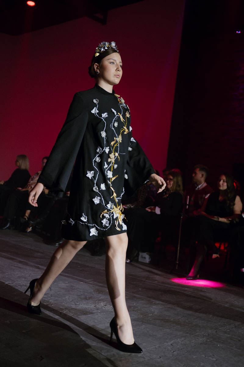 19 октября в Москве прошел пятый сезон Недели высокой моды России. Каждое платье стало отдельной историей, прочитать которую позволили не только их создатели, но и профессиональные модели — из Владимирской области приехало полсотни красавиц. Были малыши от четырех лет, подростки и леди до 45 лет включительно.