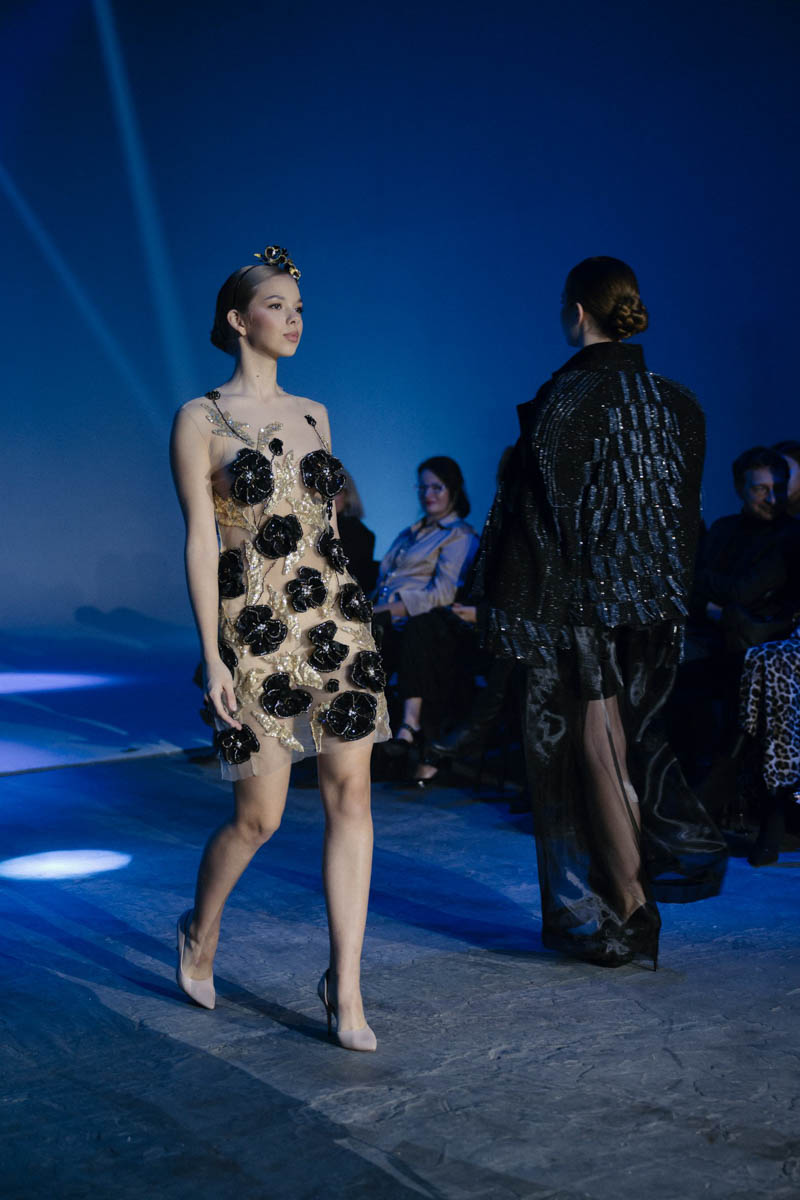 19 октября в Москве прошел пятый сезон Недели высокой моды России. Каждое платье стало отдельной историей, прочитать которую позволили не только их создатели, но и профессиональные модели — из Владимирской области приехало полсотни красавиц. Были малыши от четырех лет, подростки и леди до 45 лет включительно.