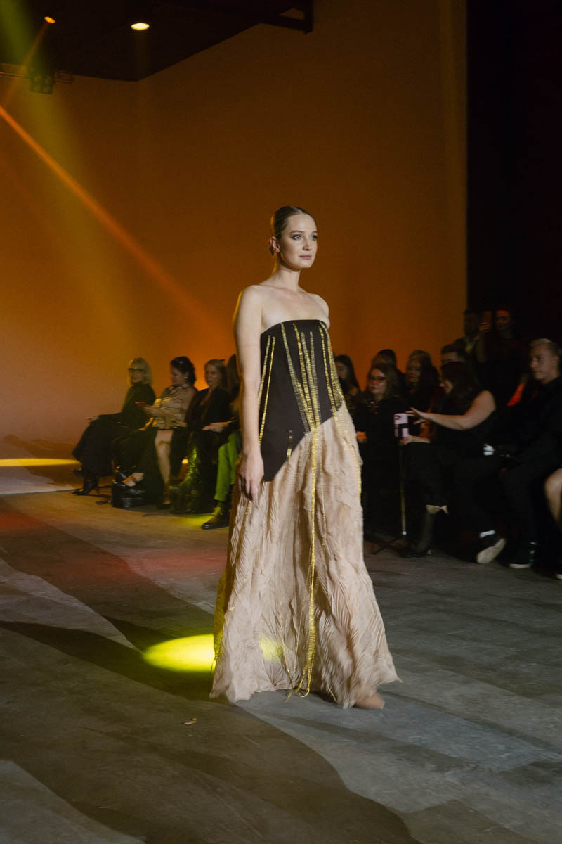 19 октября в Москве прошел пятый сезон Недели высокой моды России. Каждое платье стало отдельной историей, прочитать которую позволили не только их создатели, но и профессиональные модели — из Владимирской области приехало полсотни красавиц. Были малыши от четырех лет, подростки и леди до 45 лет включительно.