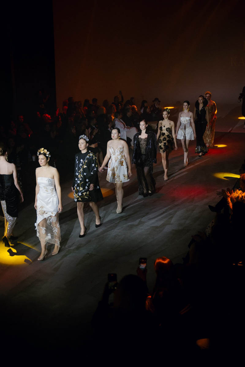 19 октября в Москве прошел пятый сезон Недели высокой моды России. Каждое платье стало отдельной историей, прочитать которую позволили не только их создатели, но и профессиональные модели — из Владимирской области приехало полсотни красавиц. Были малыши от четырех лет, подростки и леди до 45 лет включительно.