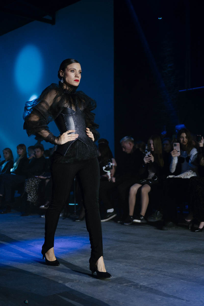 19 октября в Москве прошел пятый сезон Недели высокой моды России. Каждое платье стало отдельной историей, прочитать которую позволили не только их создатели, но и профессиональные модели — из Владимирской области приехало полсотни красавиц. Были малыши от четырех лет, подростки и леди до 45 лет включительно.