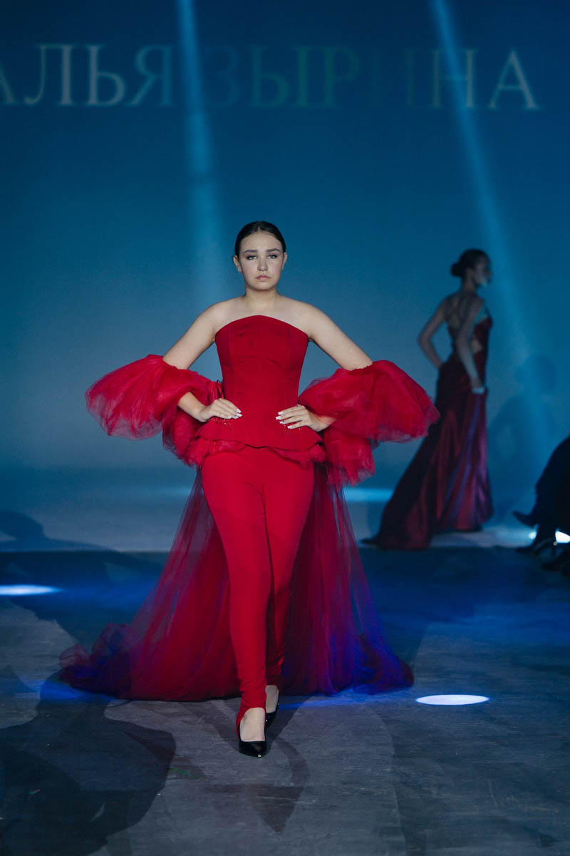 19 октября в Москве прошел пятый сезон Недели высокой моды России. Каждое платье стало отдельной историей, прочитать которую позволили не только их создатели, но и профессиональные модели — из Владимирской области приехало полсотни красавиц. Были малыши от четырех лет, подростки и леди до 45 лет включительно.