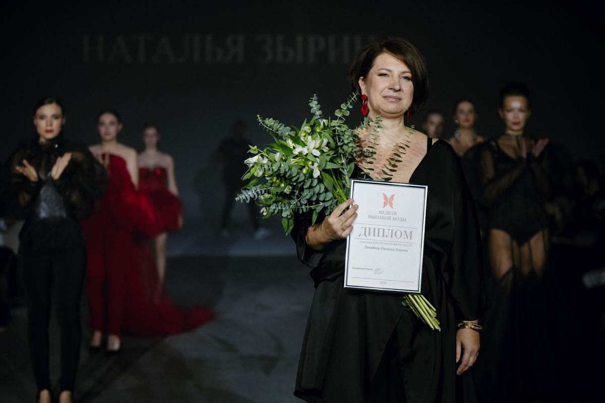 19 октября в Москве прошел пятый сезон Недели высокой моды России. Каждое платье стало отдельной историей, прочитать которую позволили не только их создатели, но и профессиональные модели — из Владимирской области приехало полсотни красавиц. Были малыши от четырех лет, подростки и леди до 45 лет включительно.
