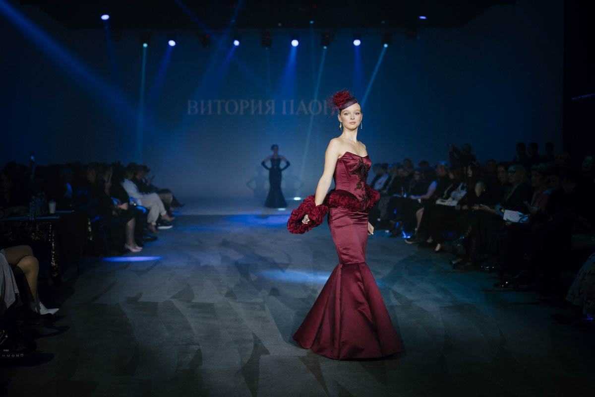 19 октября в Москве прошел пятый сезон Недели высокой моды России. Каждое платье стало отдельной историей, прочитать которую позволили не только их создатели, но и профессиональные модели — из Владимирской области приехало полсотни красавиц. Были малыши от четырех лет, подростки и леди до 45 лет включительно.