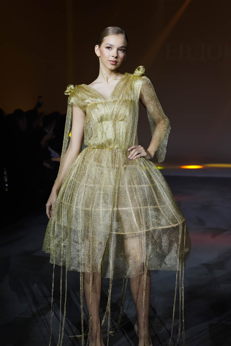 19 октября в Москве прошел пятый сезон Недели высокой моды России. Каждое платье стало отдельной историей, прочитать которую позволили не только их создатели, но и профессиональные модели — из Владимирской области приехало полсотни красавиц. Были малыши от четырех лет, подростки и леди до 45 лет включительно.