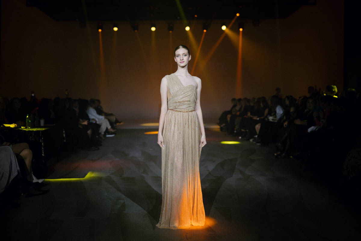 19 октября в Москве прошел пятый сезон Недели высокой моды России. Каждое платье стало отдельной историей, прочитать которую позволили не только их создатели, но и профессиональные модели — из Владимирской области приехало полсотни красавиц. Были малыши от четырех лет, подростки и леди до 45 лет включительно.