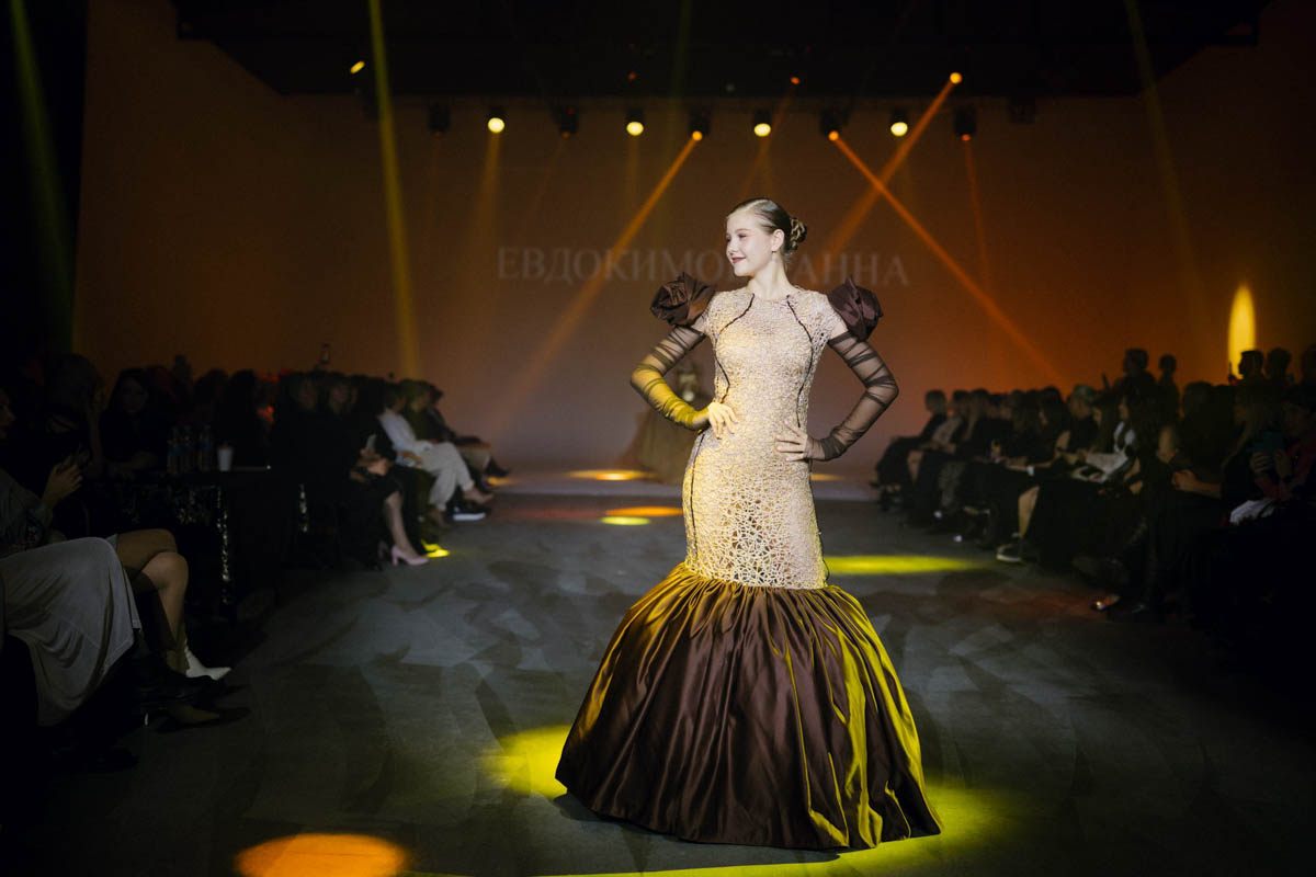 19 октября в Москве прошел пятый сезон Недели высокой моды России. Каждое платье стало отдельной историей, прочитать которую позволили не только их создатели, но и профессиональные модели — из Владимирской области приехало полсотни красавиц. Были малыши от четырех лет, подростки и леди до 45 лет включительно.