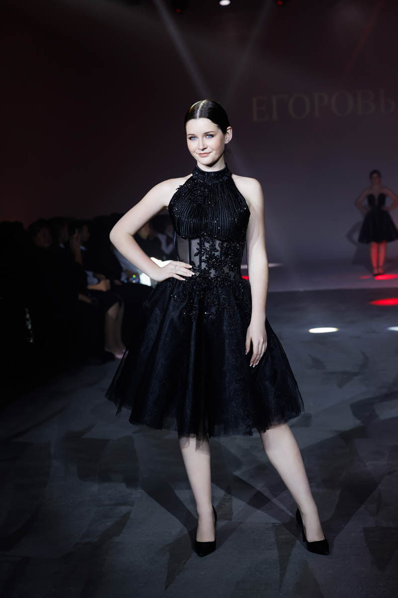 19 октября в Москве прошел пятый сезон Недели высокой моды России. Каждое платье стало отдельной историей, прочитать которую позволили не только их создатели, но и профессиональные модели — из Владимирской области приехало полсотни красавиц. Были малыши от четырех лет, подростки и леди до 45 лет включительно.