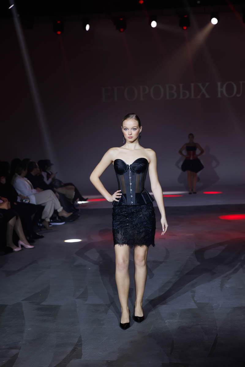 19 октября в Москве прошел пятый сезон Недели высокой моды России. Каждое платье стало отдельной историей, прочитать которую позволили не только их создатели, но и профессиональные модели — из Владимирской области приехало полсотни красавиц. Были малыши от четырех лет, подростки и леди до 45 лет включительно.