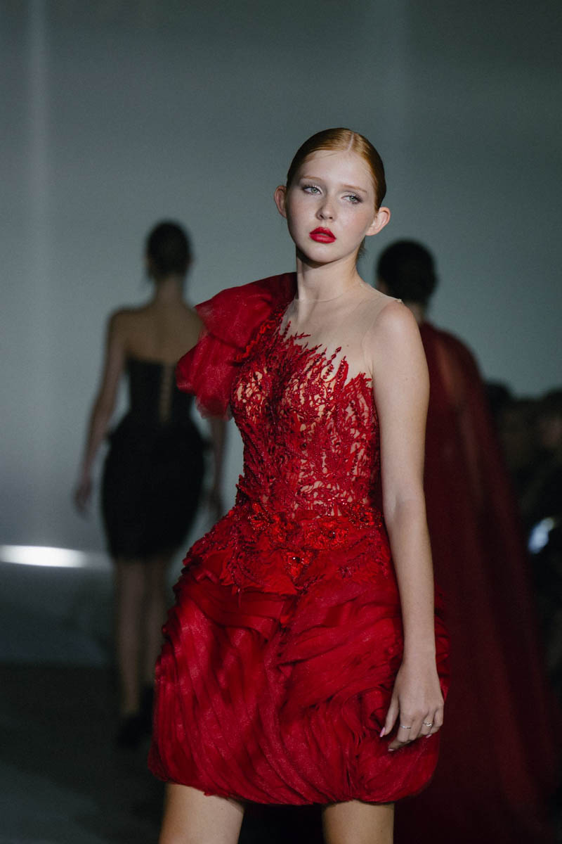 19 октября в Москве прошел пятый сезон Недели высокой моды России. Каждое платье стало отдельной историей, прочитать которую позволили не только их создатели, но и профессиональные модели — из Владимирской области приехало полсотни красавиц. Были малыши от четырех лет, подростки и леди до 45 лет включительно.