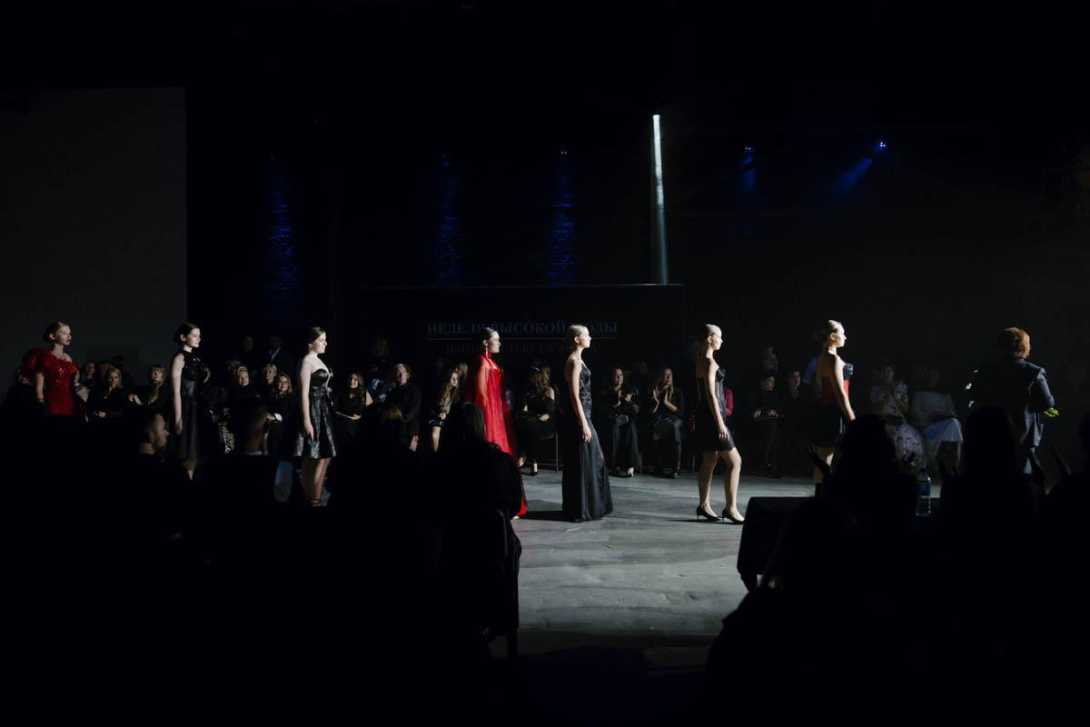 19 октября в Москве прошел пятый сезон Недели высокой моды России. Каждое платье стало отдельной историей, прочитать которую позволили не только их создатели, но и профессиональные модели — из Владимирской области приехало полсотни красавиц. Были малыши от четырех лет, подростки и леди до 45 лет включительно.