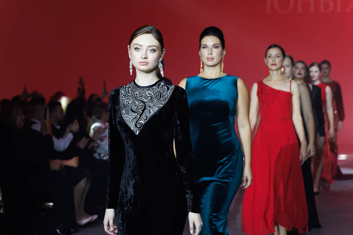 19 октября в Москве прошел пятый сезон Недели высокой моды России. Каждое платье стало отдельной историей, прочитать которую позволили не только их создатели, но и профессиональные модели — из Владимирской области приехало полсотни красавиц. Были малыши от четырех лет, подростки и леди до 45 лет включительно.