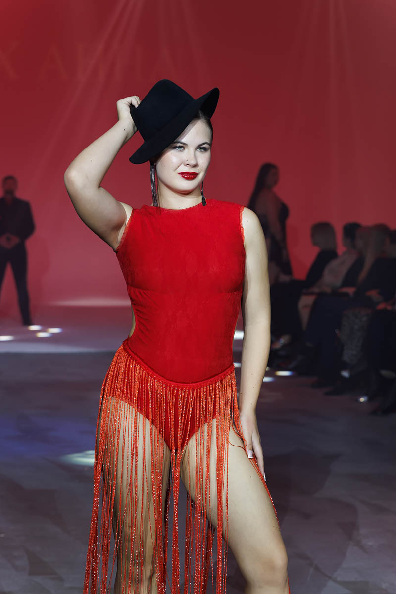 19 октября в Москве прошел пятый сезон Недели высокой моды России. Каждое платье стало отдельной историей, прочитать которую позволили не только их создатели, но и профессиональные модели — из Владимирской области приехало полсотни красавиц. Были малыши от четырех лет, подростки и леди до 45 лет включительно.