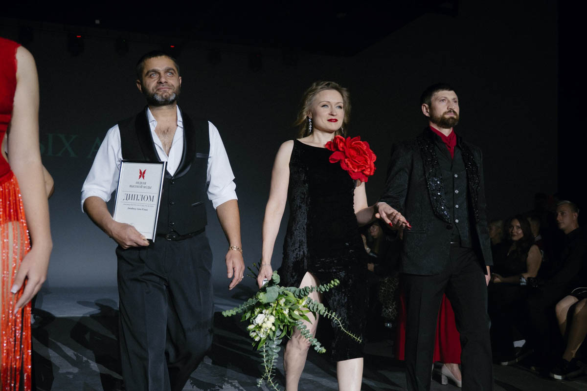 19 октября в Москве прошел пятый сезон Недели высокой моды России. Каждое платье стало отдельной историей, прочитать которую позволили не только их создатели, но и профессиональные модели — из Владимирской области приехало полсотни красавиц. Были малыши от четырех лет, подростки и леди до 45 лет включительно.