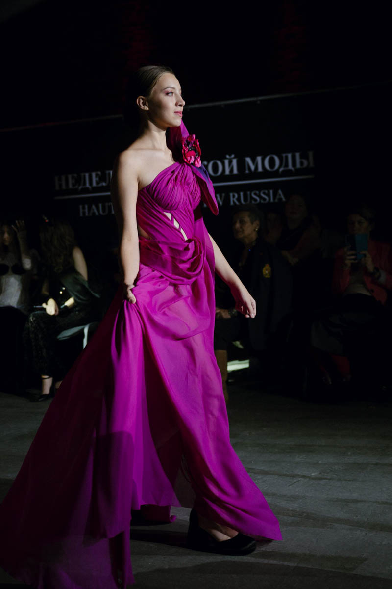 19 октября в Москве прошел пятый сезон Недели высокой моды России. Каждое платье стало отдельной историей, прочитать которую позволили не только их создатели, но и профессиональные модели — из Владимирской области приехало полсотни красавиц. Были малыши от четырех лет, подростки и леди до 45 лет включительно.