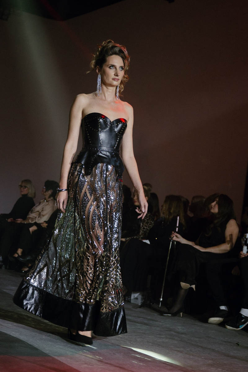 19 октября в Москве прошел пятый сезон Недели высокой моды России. Каждое платье стало отдельной историей, прочитать которую позволили не только их создатели, но и профессиональные модели — из Владимирской области приехало полсотни красавиц. Были малыши от четырех лет, подростки и леди до 45 лет включительно.