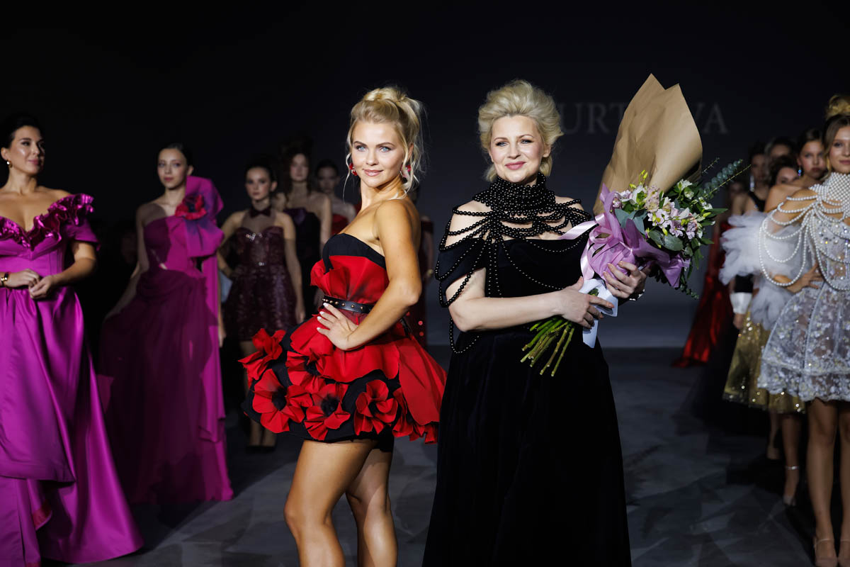 19 октября в Москве прошел пятый сезон Недели высокой моды России. Каждое платье стало отдельной историей, прочитать которую позволили не только их создатели, но и профессиональные модели — из Владимирской области приехало полсотни красавиц. Были малыши от четырех лет, подростки и леди до 45 лет включительно.