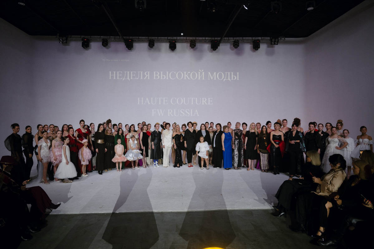 19 октября в Москве прошел пятый сезон Недели высокой моды России. Каждое платье стало отдельной историей, прочитать которую позволили не только их создатели, но и профессиональные модели — из Владимирской области приехало полсотни красавиц. Были малыши от четырех лет, подростки и леди до 45 лет включительно.