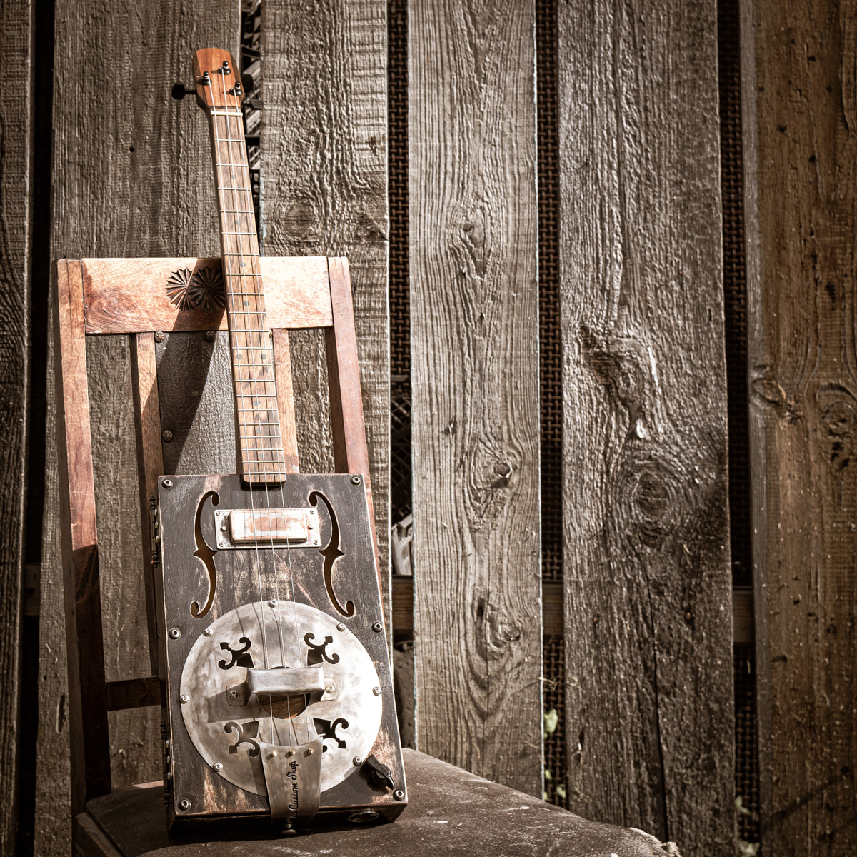 Дмитрий Черевко занимается возрождением старинных инструментов. Не заставляет их пылиться на полке, а использует на практике. В его руках ожило немало причудливых, забытых и очень красивых созданий из мира музыки. Одной из последних ценных находок стала сигарбокс-гитара. «Ключ-Медиа» узнал, что это за чудо и как оно звучит.