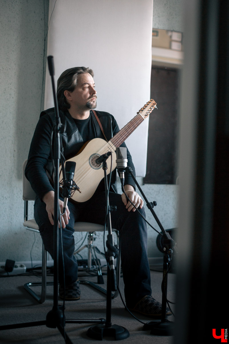 Дмитрий Черевко занимается возрождением старинных инструментов. Не заставляет их пылиться на полке, а использует на практике. В его руках ожило немало причудливых, забытых и очень красивых созданий из мира музыки. Одной из последних ценных находок стала сигарбокс-гитара. «Ключ-Медиа» узнал, что это за чудо и как оно звучит.