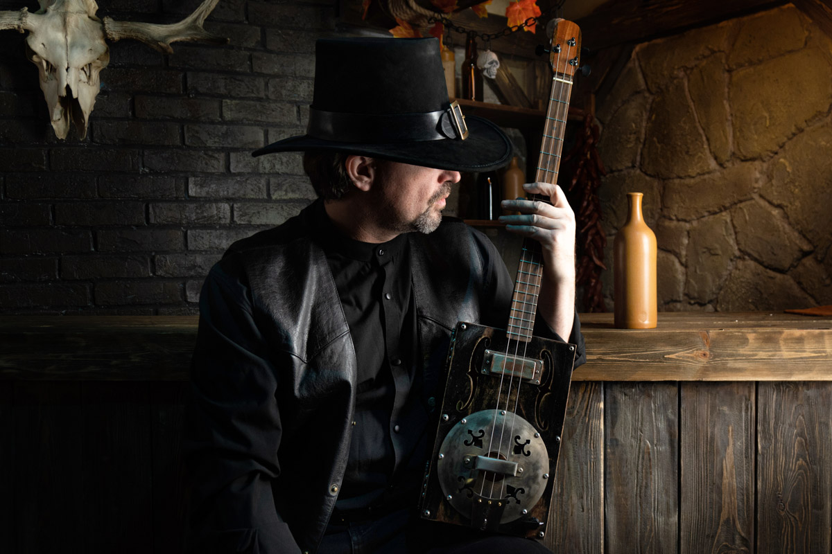 Дмитрий Черевко занимается возрождением старинных инструментов. Не заставляет их пылиться на полке, а использует на практике. В его руках ожило немало причудливых, забытых и очень красивых созданий из мира музыки. Одной из последних ценных находок стала сигарбокс-гитара. «Ключ-Медиа» узнал, что это за чудо и как оно звучит.