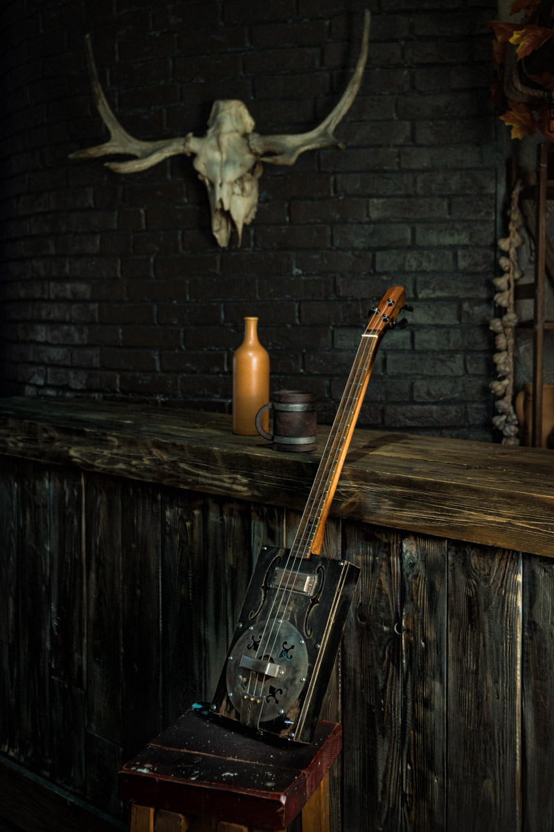 Дмитрий Черевко занимается возрождением старинных инструментов. Не заставляет их пылиться на полке, а использует на практике. В его руках ожило немало причудливых, забытых и очень красивых созданий из мира музыки. Одной из последних ценных находок стала сигарбокс-гитара. «Ключ-Медиа» узнал, что это за чудо и как оно звучит.