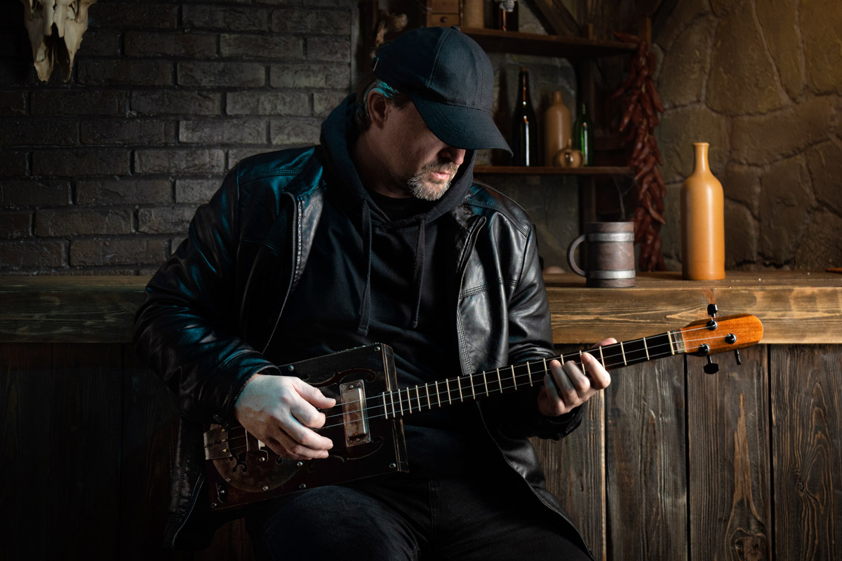 Дмитрий Черевко занимается возрождением старинных инструментов. Не заставляет их пылиться на полке, а использует на практике. В его руках ожило немало причудливых, забытых и очень красивых созданий из мира музыки. Одной из последних ценных находок стала сигарбокс-гитара. «Ключ-Медиа» узнал, что это за чудо и как оно звучит.