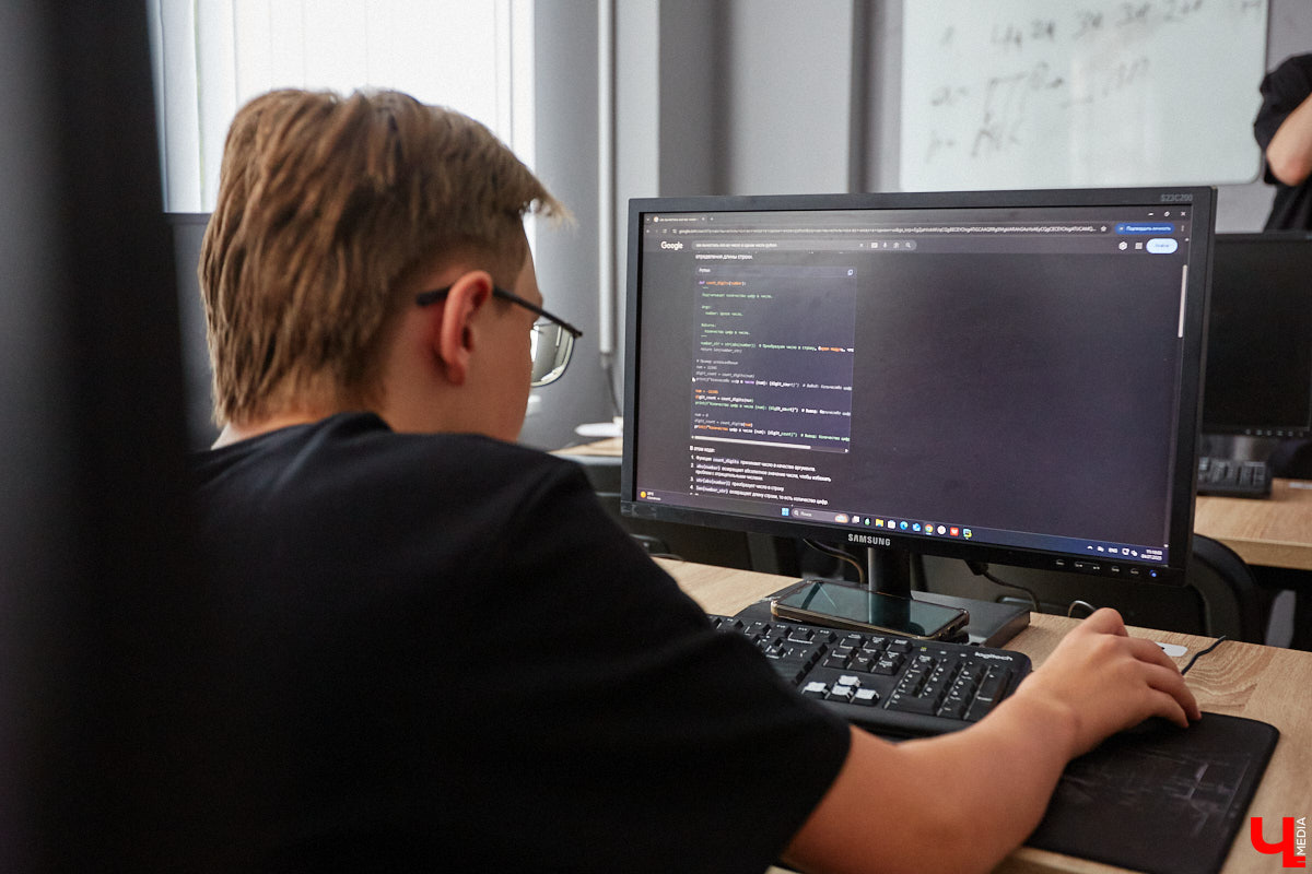 Мечтаете о работе с гибким графиком и высокой зарплатой, не выходя из дома? Вы не одиноки: жители Владимира массово осваивают ИТ-профессии, чтобы получить свободу и финансовую уверенность. Бывшие бухгалтеры, инженеры, продавцы всего за год кардинально меняют свою жизнь. И это логично: именно в IT сегодня крутятся большие деньги, а специалисты нужны по всему миру. 