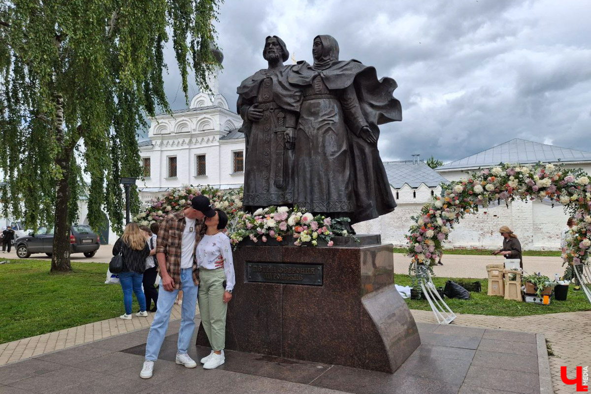 Обменяться кольцами теперь можно не только в стенах загса, но и на официальных площадках для проведения выездных церемоний. В 33-м регионе обновили список дополнительных мест для заключения брака в торжественной обстановке: от набережной реки до музеев, театров и открытых локаций в живописных пространствах. Станут ли они популярны? Обсудили с ведущими свадеб.