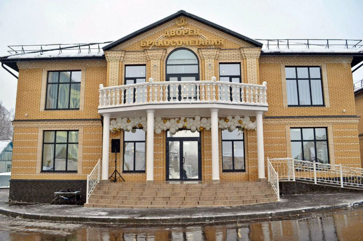 Обменяться кольцами теперь можно не только в стенах загса, но и на официальных площадках для проведения выездных церемоний. В 33-м регионе обновили список дополнительных мест для заключения брака в торжественной обстановке: от набережной реки до музеев, театров и открытых локаций в живописных пространствах. Станут ли они популярны? Обсудили с ведущими свадеб.