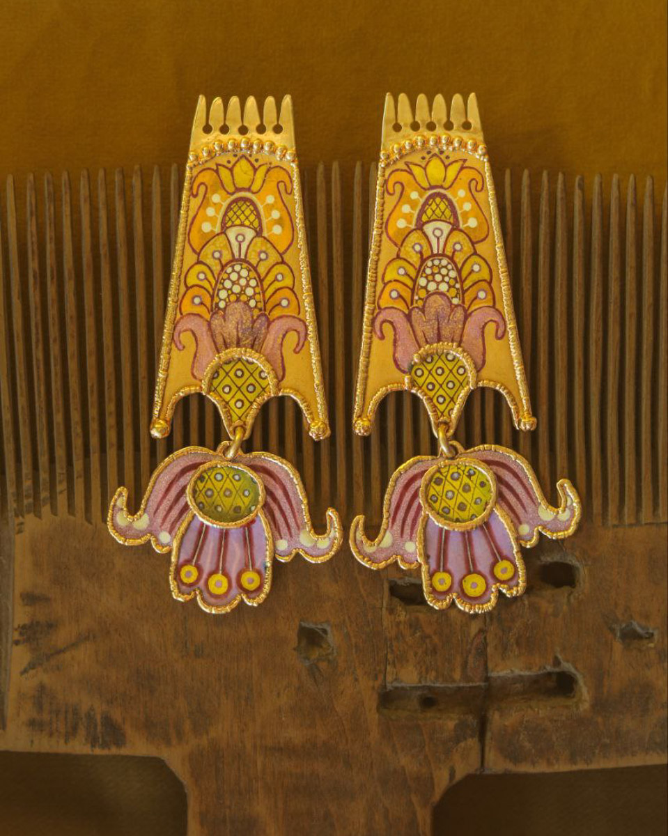 Необычная пара серег-прялок вместе с другими авторскими украшениями художника и ювелира из Мурома стала частью масштабного проекта «Гибрид» Британской высшей школы дизайна. Его цель, по словам кураторов, показать народный костюм не архивным экспонатом, а живой системой смыслов.