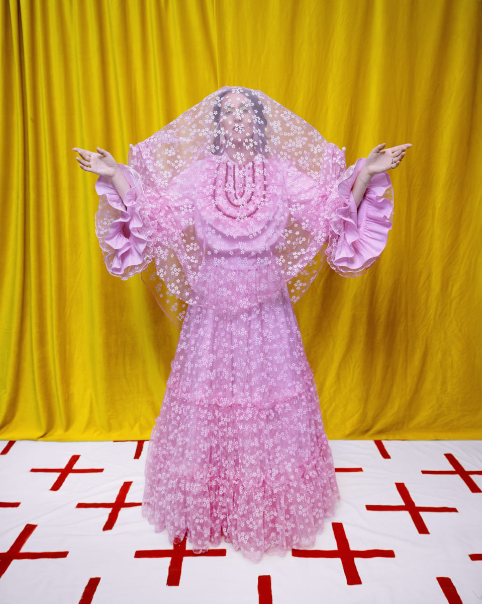 Необычная пара серег-прялок вместе с другими авторскими украшениями художника и ювелира из Мурома стала частью масштабного проекта «Гибрид» Британской высшей школы дизайна. Его цель, по словам кураторов, показать народный костюм не архивным экспонатом, а живой системой смыслов.