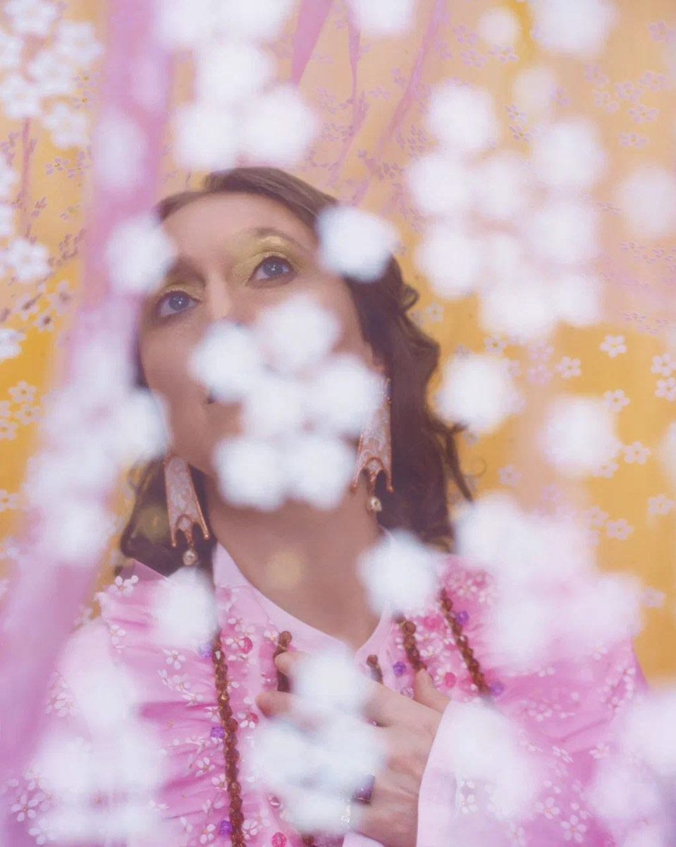 Необычная пара серег-прялок вместе с другими авторскими украшениями художника и ювелира из Мурома стала частью масштабного проекта «Гибрид» Британской высшей школы дизайна. Его цель, по словам кураторов, показать народный костюм не архивным экспонатом, а живой системой смыслов.