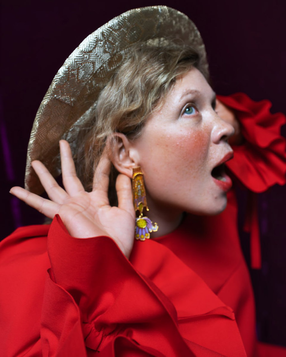 Необычная пара серег-прялок вместе с другими авторскими украшениями художника и ювелира из Мурома стала частью масштабного проекта «Гибрид» Британской высшей школы дизайна. Его цель, по словам кураторов, показать народный костюм не архивным экспонатом, а живой системой смыслов.