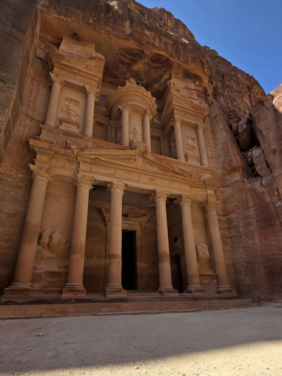 Город Петра — древнейший археологический парк Ближнего Востока и одно из новых семи чудес света, куда собираются туристы со всего мира, чтобы увидеть множество пещер, храмов, дворцов, каналов и дорог. В этот дивный уголок попала и владимирская журналистка Екатерина Стэп. Ей хватило всего лишь одних суток, чтобы решиться обязательно туда вернуться, но уже на более долгое время. Чем ее очаровала точка на карте, она рассказала «Ключ-Медиа».